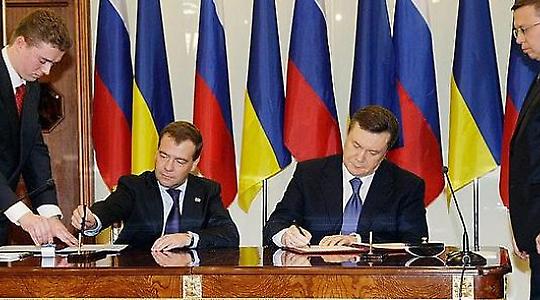 Medwedew und Janukowitsch unterschreiben Verträge <br/>Foto von pikeifoto