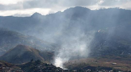 Weißer Rauch über Tegucigalpa <br/>Foto von  Aaron Ernesto Ortizlopez