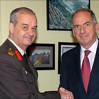 Schlüsselfigur: Der türkische Generalstabschef İlker Başbuğ mit dem britischen Außenminister 2007 <br/>Foto von Foreign Office, Flickr